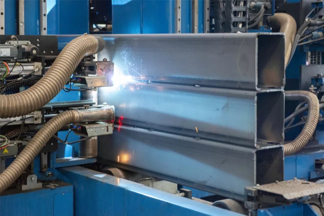 装配式钢结构建筑产业基地内激光焊接机正在焊接钢管束