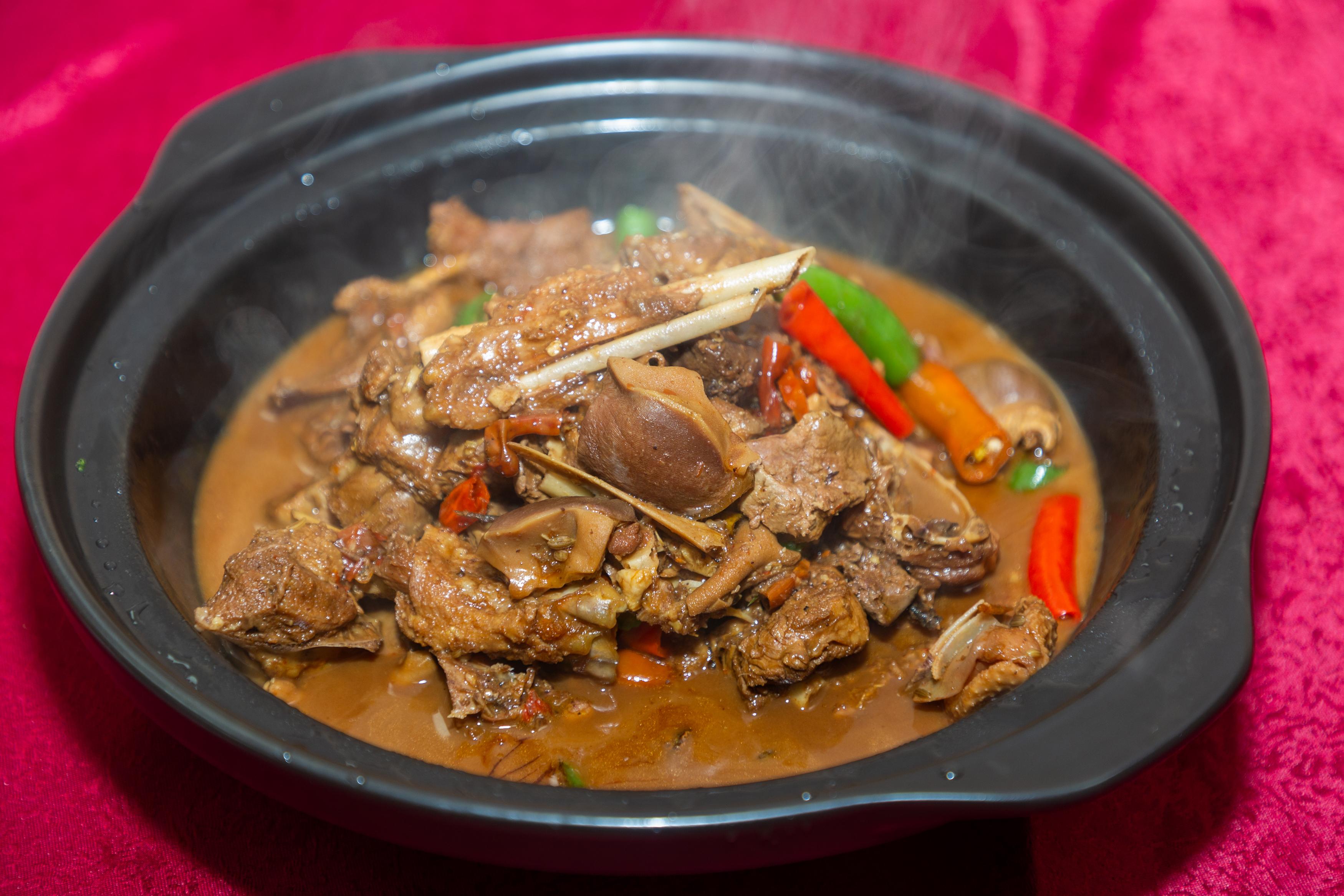 南雄鹅王,这里的鹅肉一定是"够身"的(够日子),所以肉质特别紧致,鹅肉