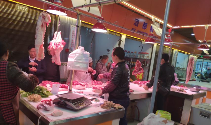 猪肉商户们,例如:夹缝肉(28元/斤)坐凳肉(28元/斤)精排(33元/斤)等等