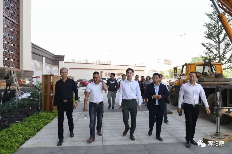 覃俊杰总裁陪同黄兵会长一行参观在建设中的城建·华美达广场酒店