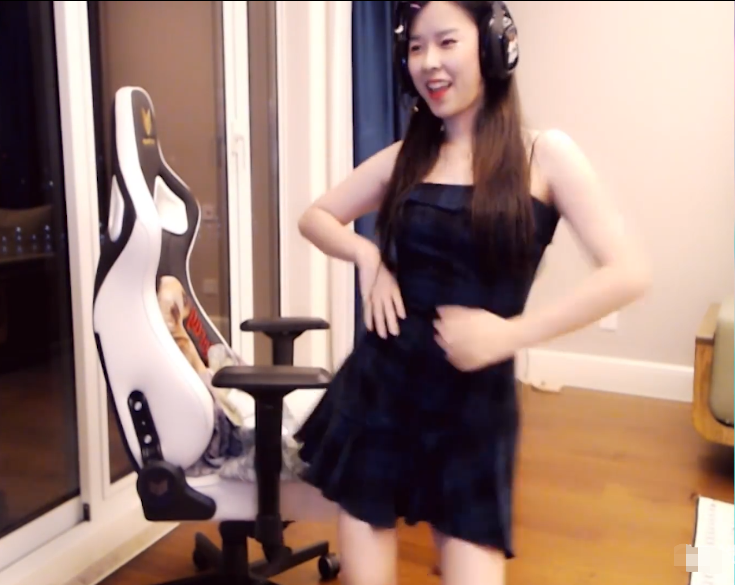 沫子展示自己苦练已久的舞蹈不料拉链被撑爆暴露了好身材