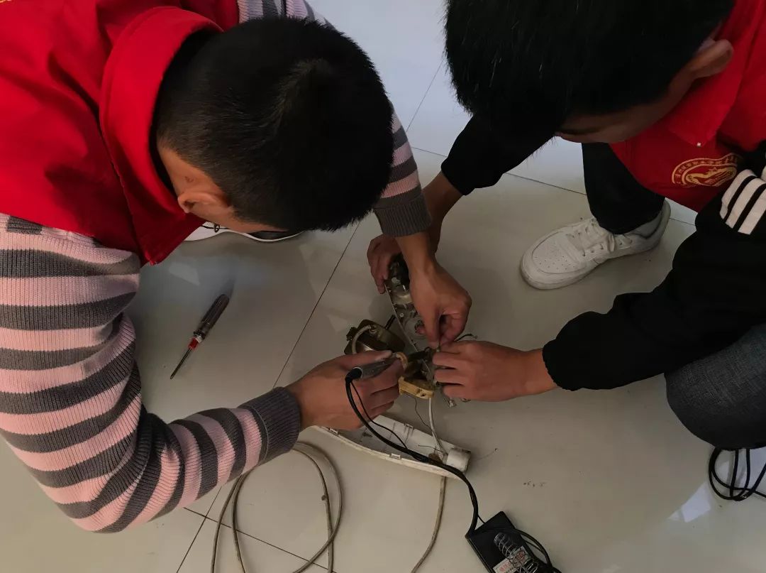 今天我系小马甲"帮帮团"走进了民兴北郡小区 进行义务维修家电的活动