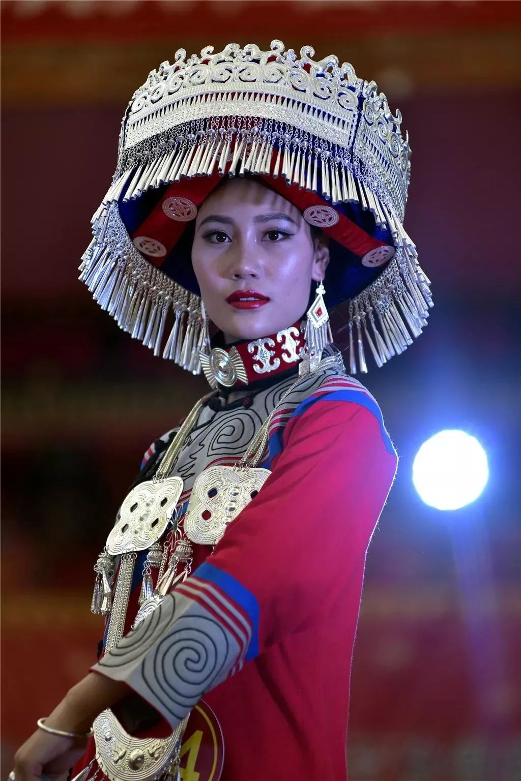 彝族女艺人图片