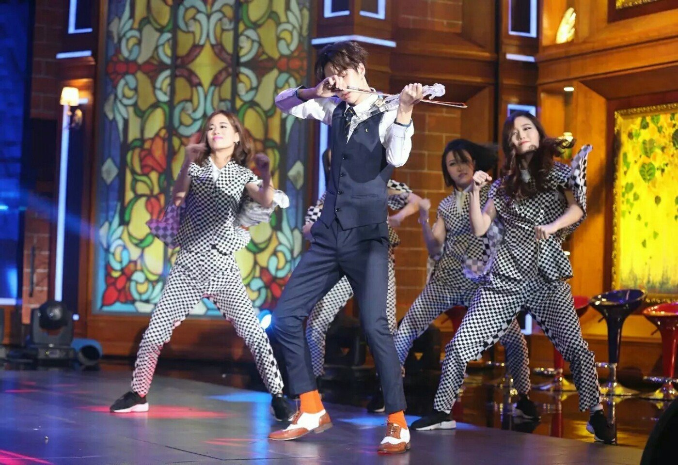 王一博日常呆萌劲舞帅气网友那是你们没见过他拉小提琴的样子