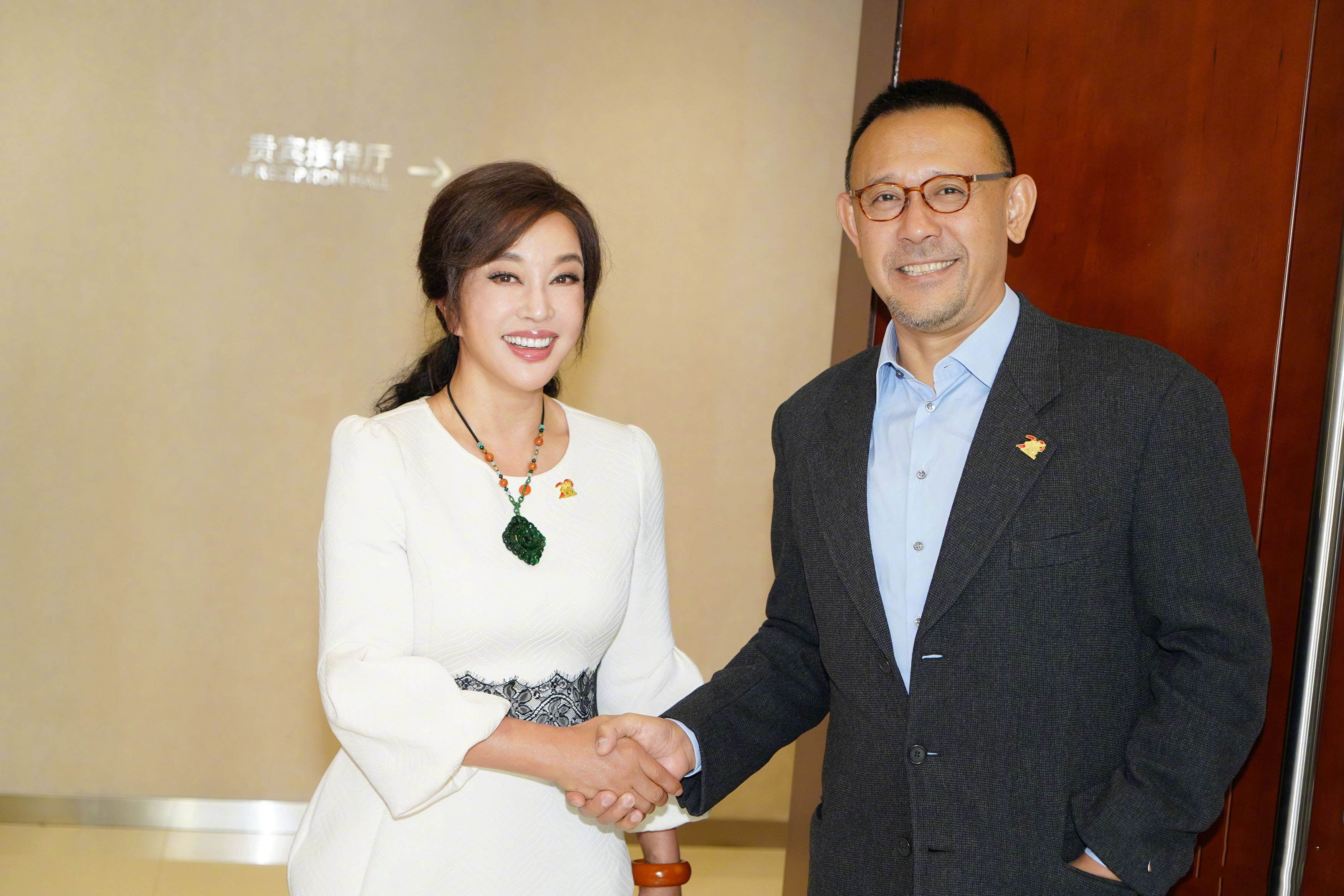 原创刘晓庆姜文26年首同框,穿运动鞋配打底裤真随性,姜文胖了不少