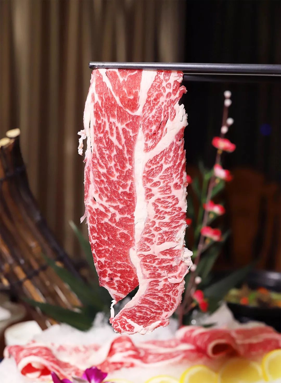 海鲜是晚宴的重头戏,但肉食动物此刻急需一盘牛肉的救赎.