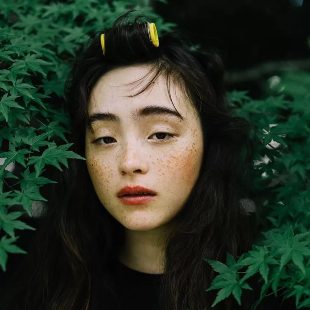 同样是厌世脸小松菜奈被夸高级美日混血的她却被网友嫌弃