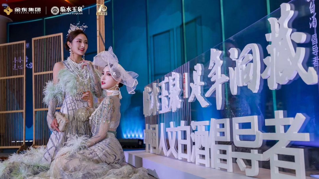 腾格尔携天堂惊艳亚洲一号演播厅临水玉泉70周年盛典舞台