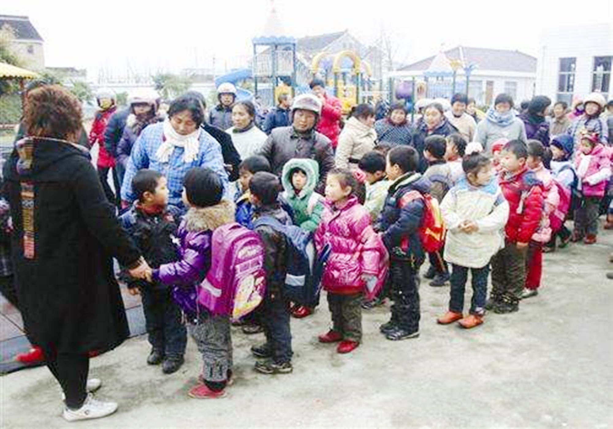 每天下午快放學的時候,也是幼兒園最熱鬧的時候,學校門口常常是烏壓壓