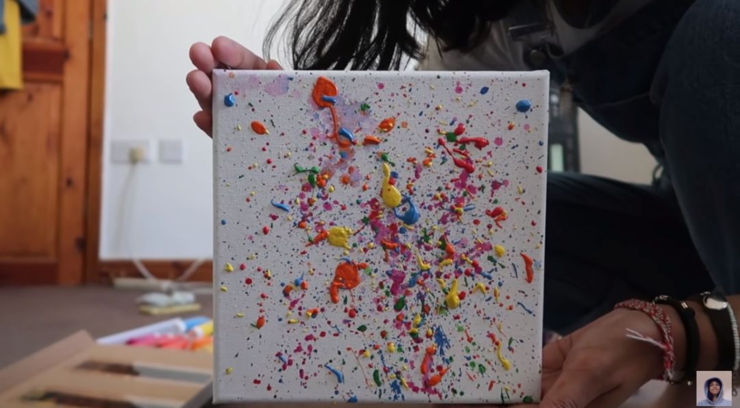 选几个颜色随意甩在画板上准备好颜料,画笔taz小姐姐不仅这么想了