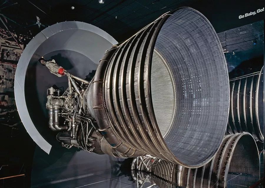 f1火箭发动机图片