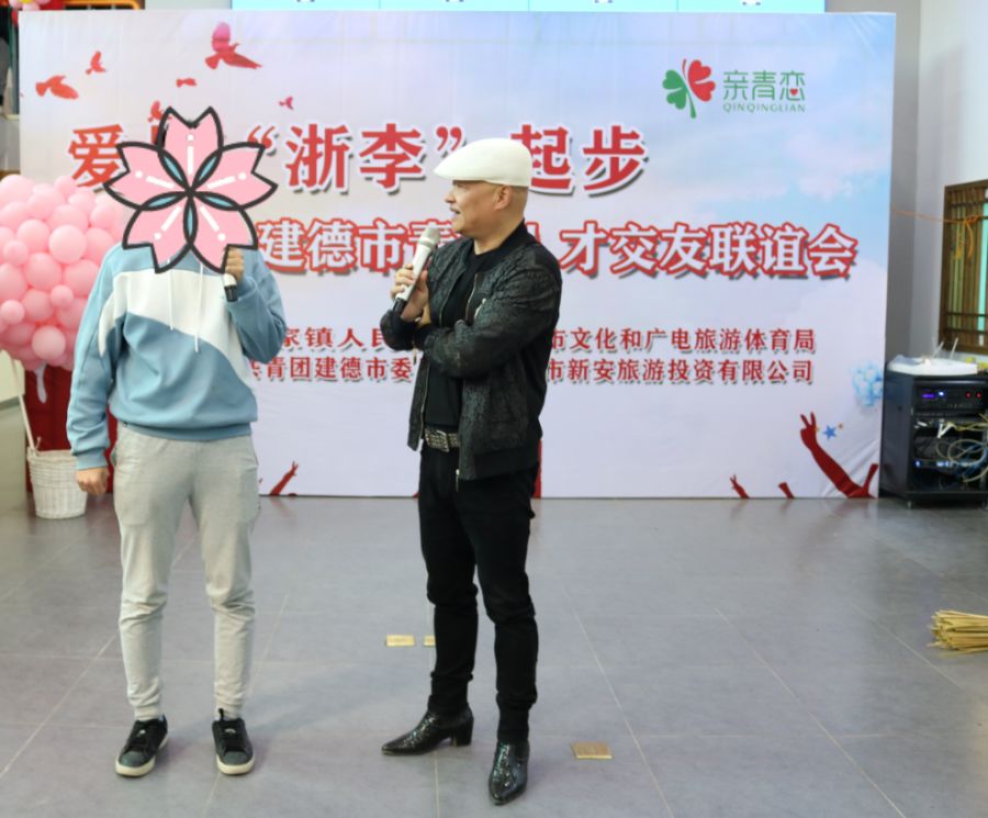主持人的口令进行深情对望或者背对背眼睛是心灵的窗户当我们对视时