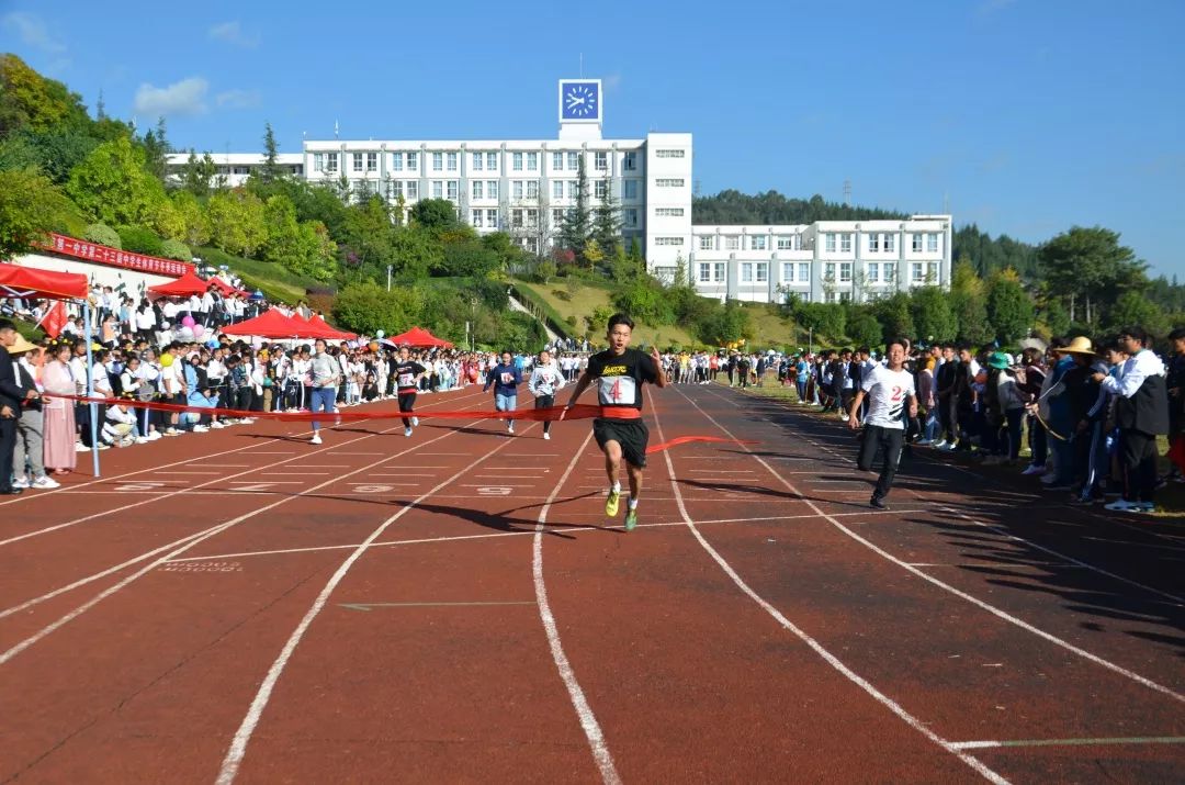 运动锻炼身心竞赛激发斗志弥勒市第一中学成功举办第23届中学生体育节