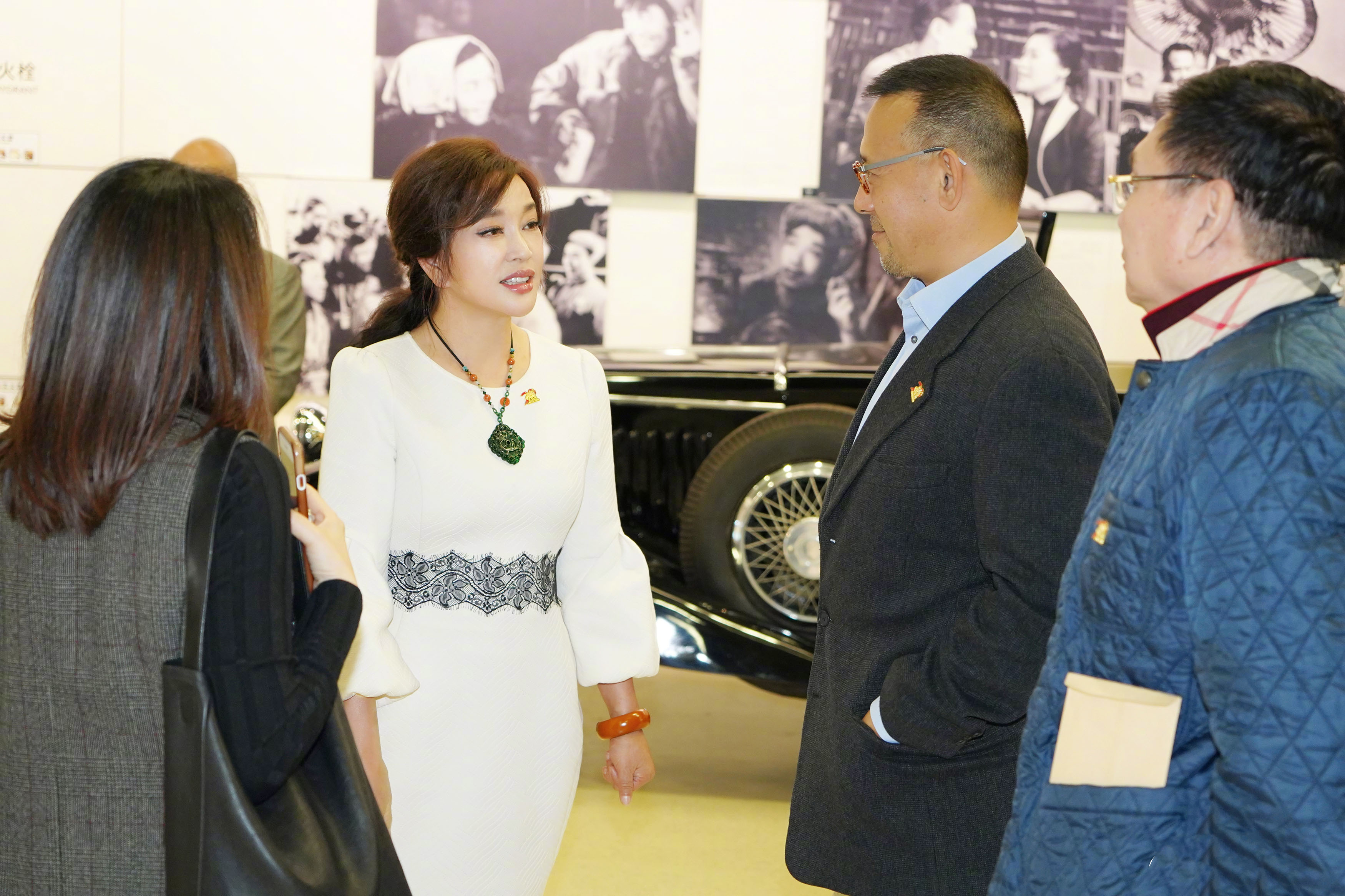 原创刘晓庆姜文26年首同框,穿运动鞋配打底裤真随性,姜文胖了不少