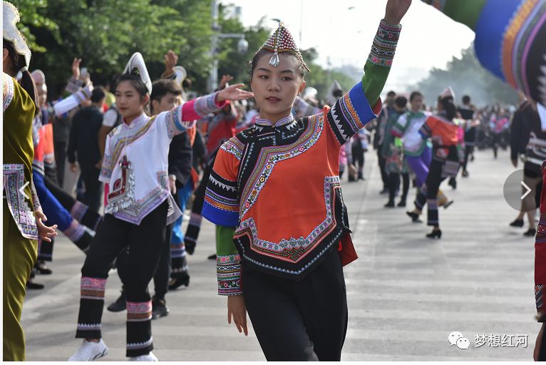 红河县万人齐跳乐作舞歌声舞姿嗨翻全城这一波美图视频快递等你来收