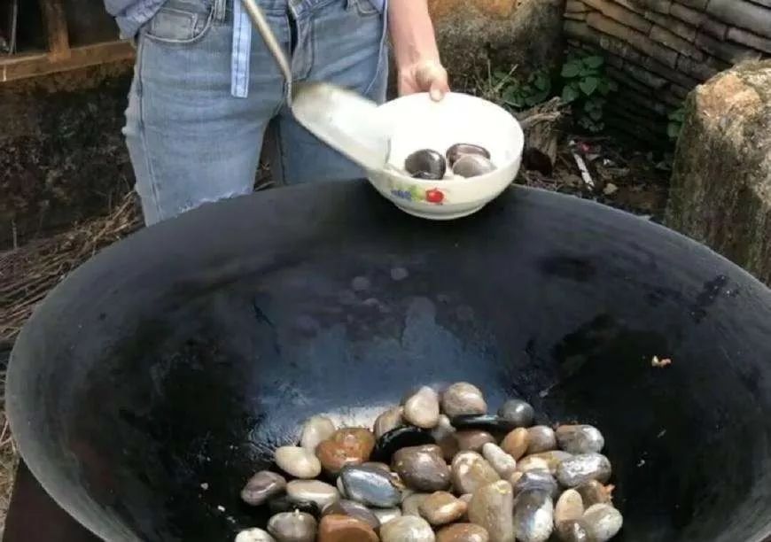 湖北狠人炒石头当下酒菜花生米和猪头肉都弱爆了