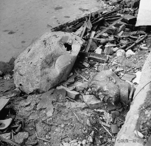 帝国的毁灭二战结束后的满是废墟残骸的德国柏林