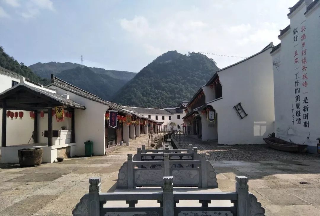 这条街上各色时令的山珍海味麦饼,食饼筒,麻糍,松花饼,横渡麦虾,羊肉