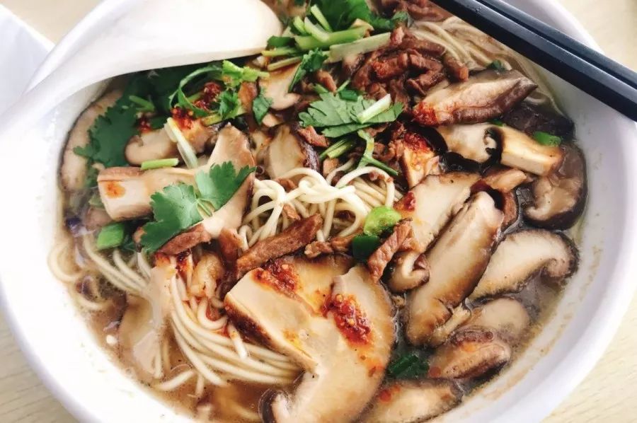 接过食堂阿姨递过来的面条虽朴实无华但喝一口热汤一天的压力在寒冷的