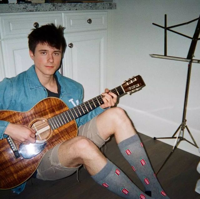 最后送上alec benjamin联手加拿大创作型女歌手alessia cara共