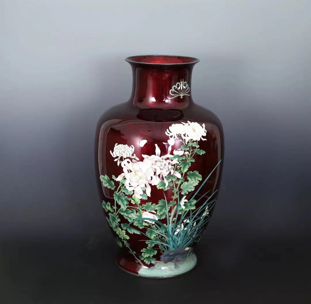 了100多件套饰有伪满皇帝溥仪皇室家徽——"兰花御纹章"的文物精品