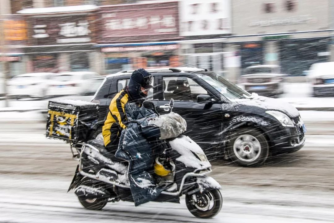 【纪实影像】丛昌摄影作品《外卖骑手在路上》供大家欣赏分析