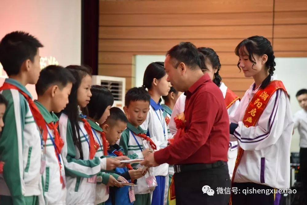 和平教育组林楚光组长为练北小学获奖学生颁奖苏氏集团总经理苏凯荣