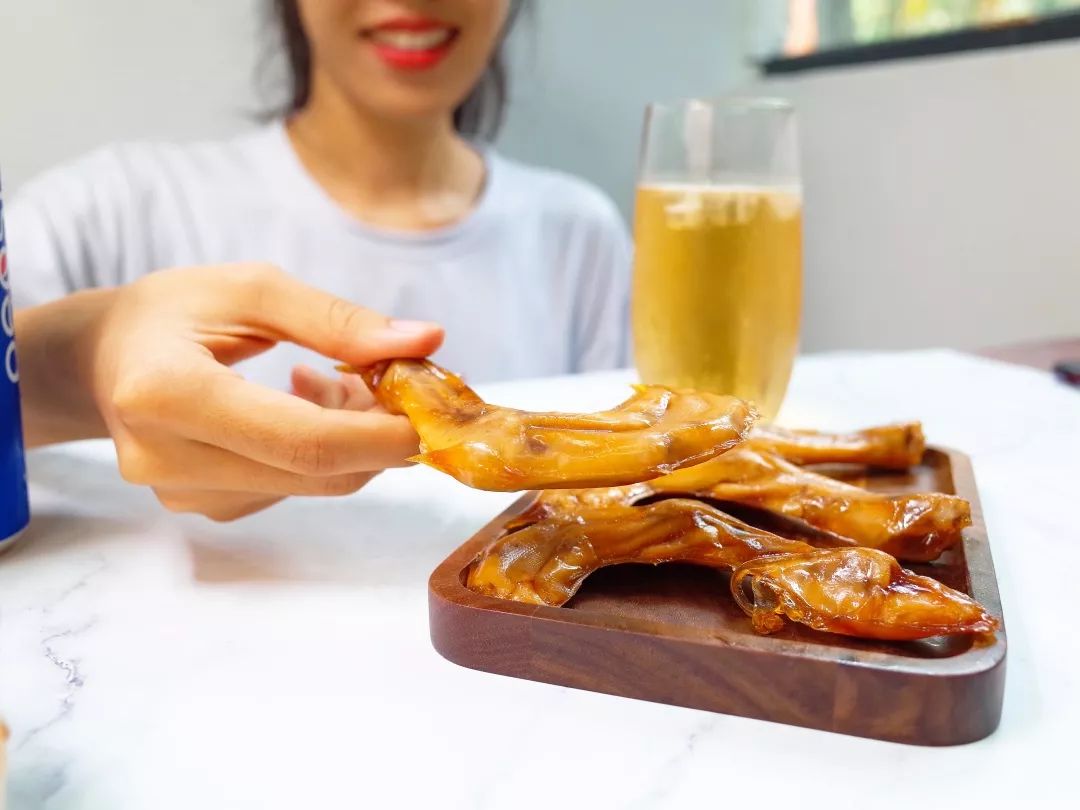 冰爽与鲜辣的融合更刺激,吃完嗦一嗦手指,人都随着这鸭掌一起上头了!