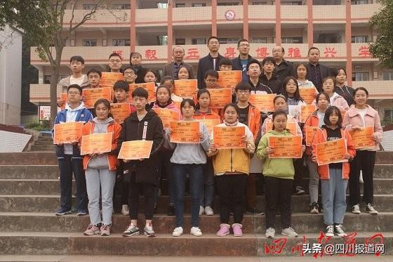 恩阳区茶坝中学举行2019年秋期中测试表彰大会(图3)