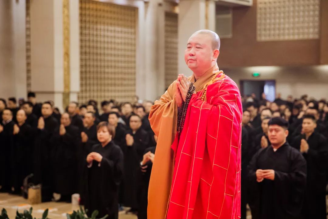 共同悉心聆听,虔诚受皈现场信众长跪合掌觉醒大和尚拈香礼佛在法师