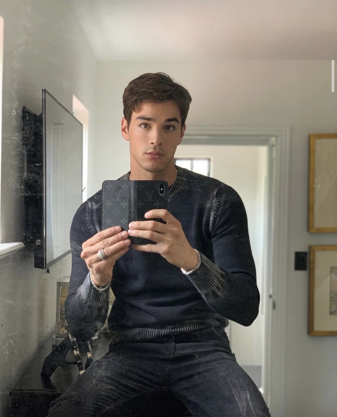 麻雀变凤凰,这位男模遇到糖爹后生活发生了180度转折!