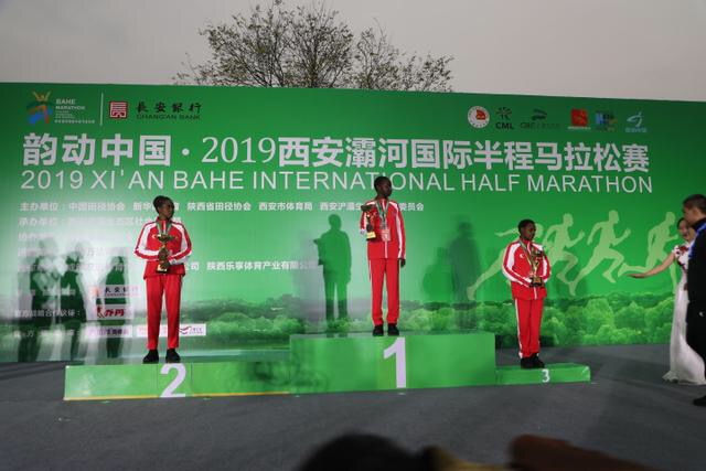 2019西安灞河国际半程马拉松鸣枪开跑,滨水步道呈现最美浐灞绿
