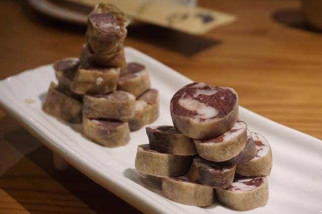 奶渣包子顾名思义就是用奶渣做馅,是一种藏族特色的风味小吃.