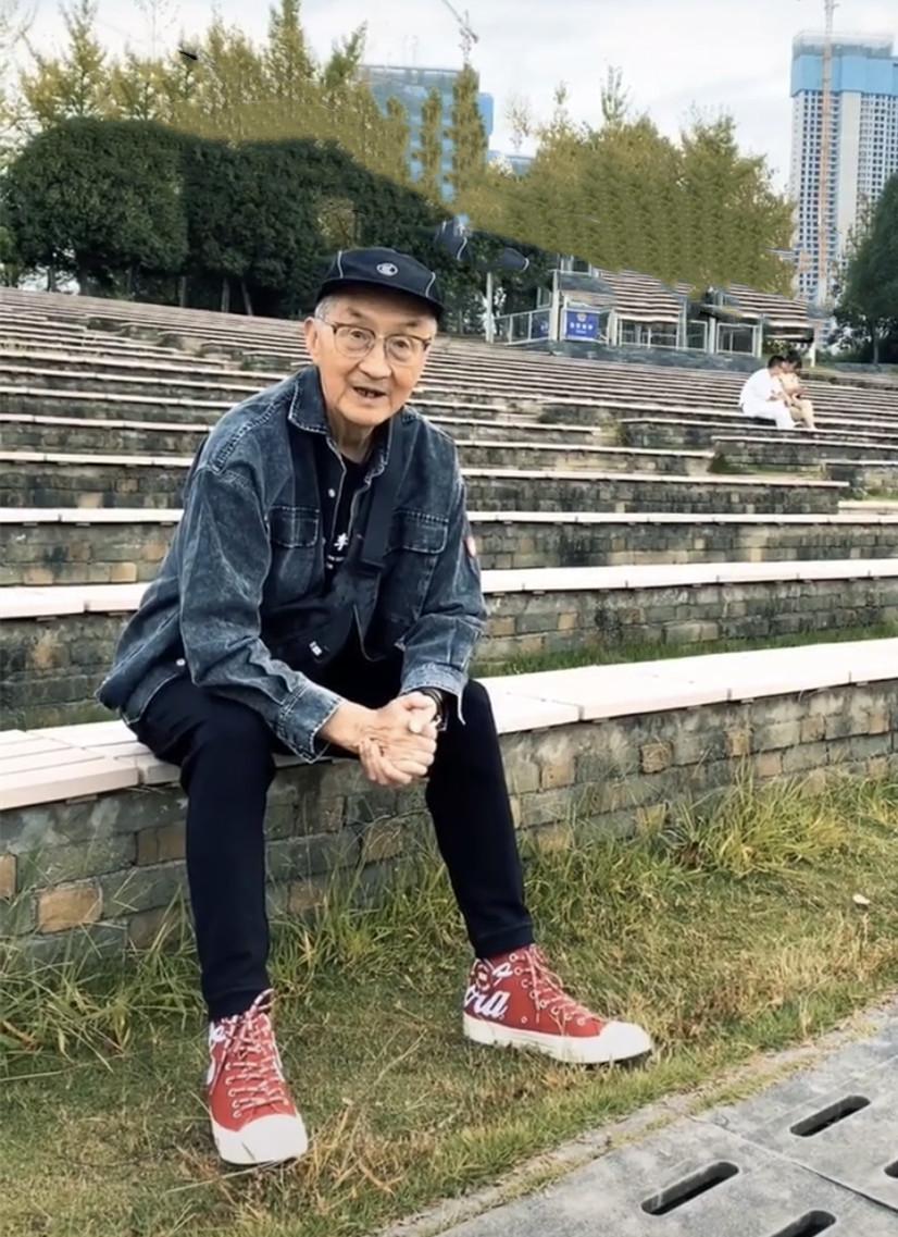 中国83岁爷爷潮成网红衣服多到放不下连孙子也经常蹭着穿