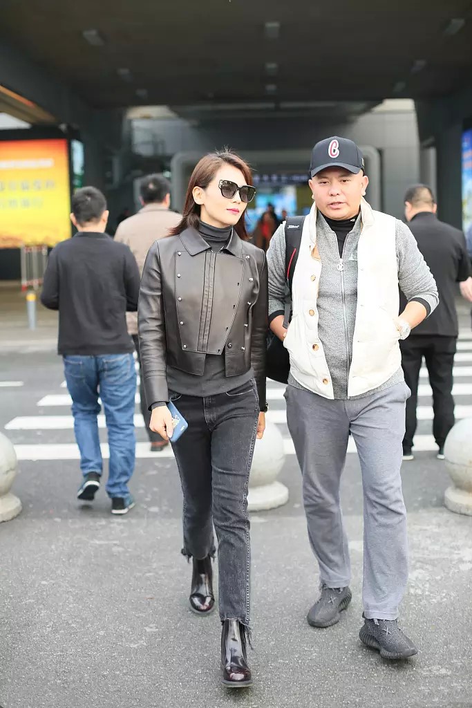 刘涛夫妻档走机场,穿黑皮衣戴墨镜好a,小2岁王珂发福似中年大叔