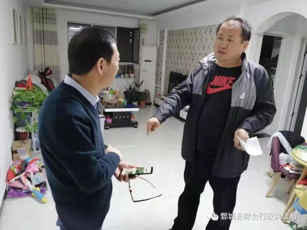 邵天福先后来到能环热力和绿源地热能两家供热公司进行实地检查,每到