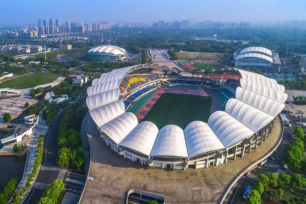 昆山大戏院以婉转流动的曲线为主题,与城市道路相接,与周边建筑相连