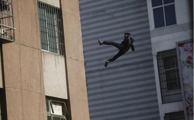 跳楼男坠到6楼死亡家人反被索赔115万业主心理阴影挥之不去