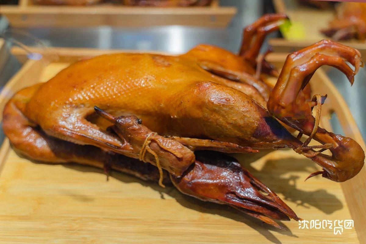 大鹅熏大鹅(35元/斤)是杨家烧鸡的另一大特色再合适不过了那选择一斤