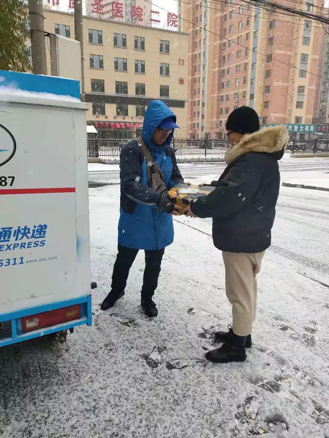 吉林省中通快递小哥冒雪送件