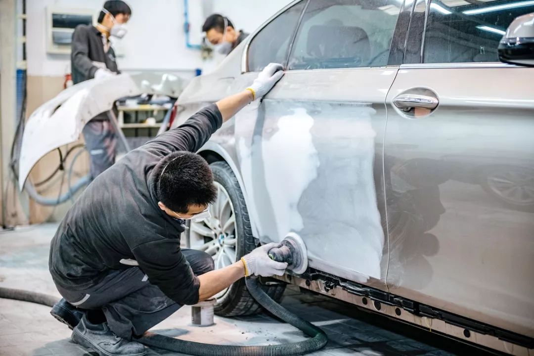 ▌喷漆体验bmw钣喷维修分多层次进行,通过7道钣金工序和10道喷漆工序