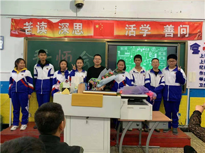 通化市通钢一中高一十四班举办拜师会