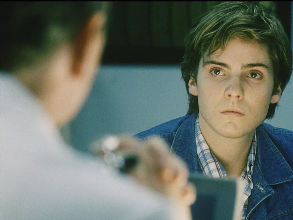 它的主角是一名东德装甲兵martin,因失手杀人被判11年监禁出狱后的他