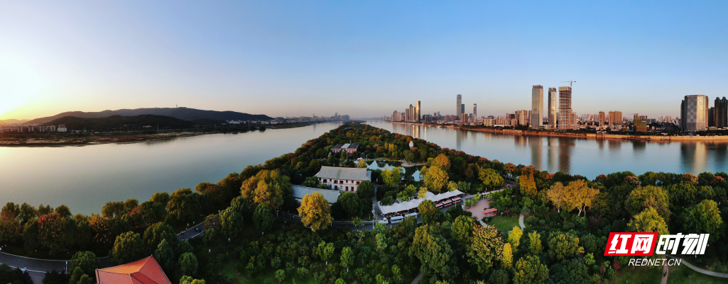 秋末冬临 橘子洲头的落日余晖映湘江