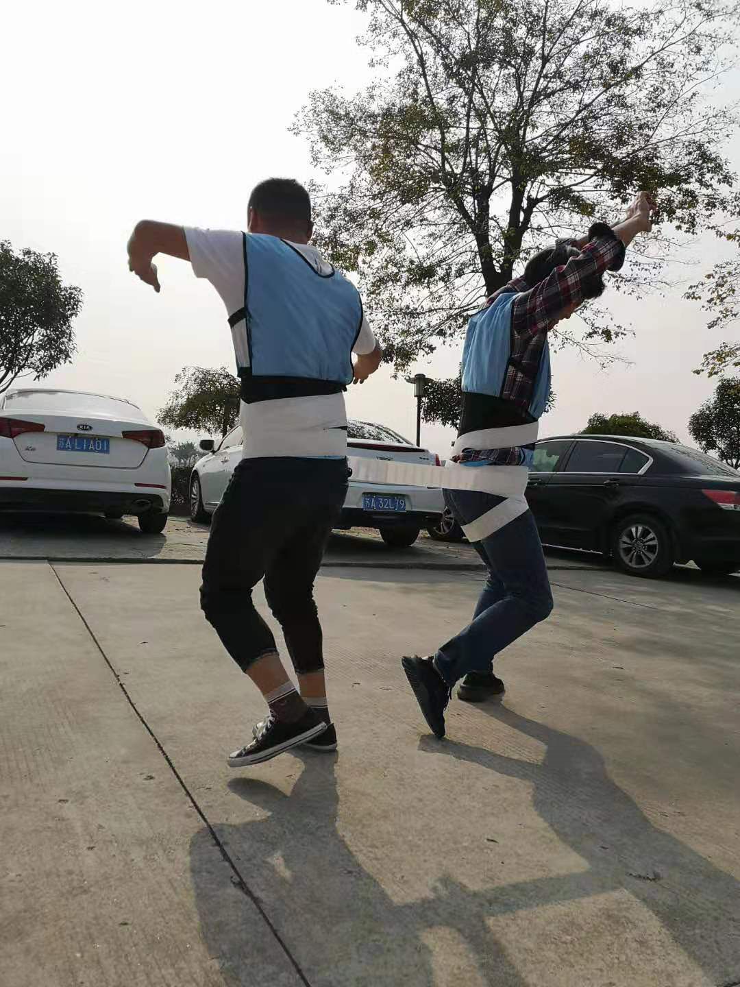 爱是魔力转圈圈条布转旋小伙伴们手拉手站成一排,在游戏中,他们依靠