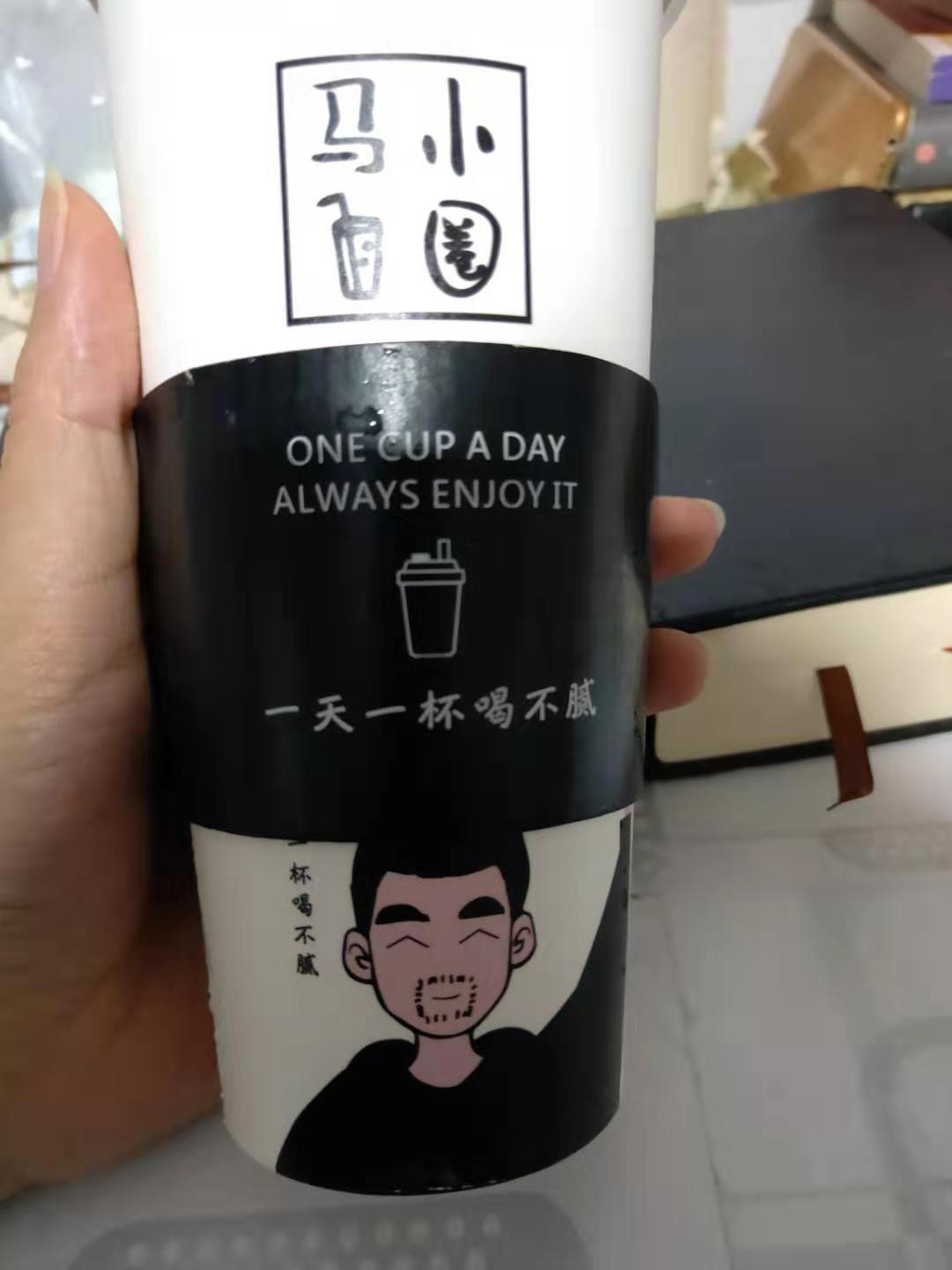 我经常去的那家奶茶店叫做马小圈,店面装修风格跟他的logo一样,黑白配