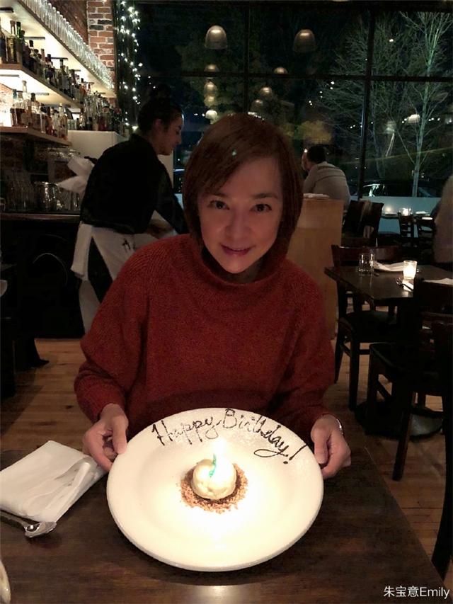 56岁生日照片曝光:气质犹存_朱宝意