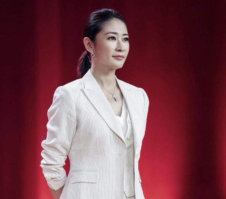 原创努力撕掉管虎老婆标签,梁静回归舞台首战失利,演技饱受质疑?