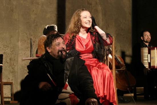 种种迹象表明,这是有关部门为控制他而布的局,穆拉极有可能是契卡