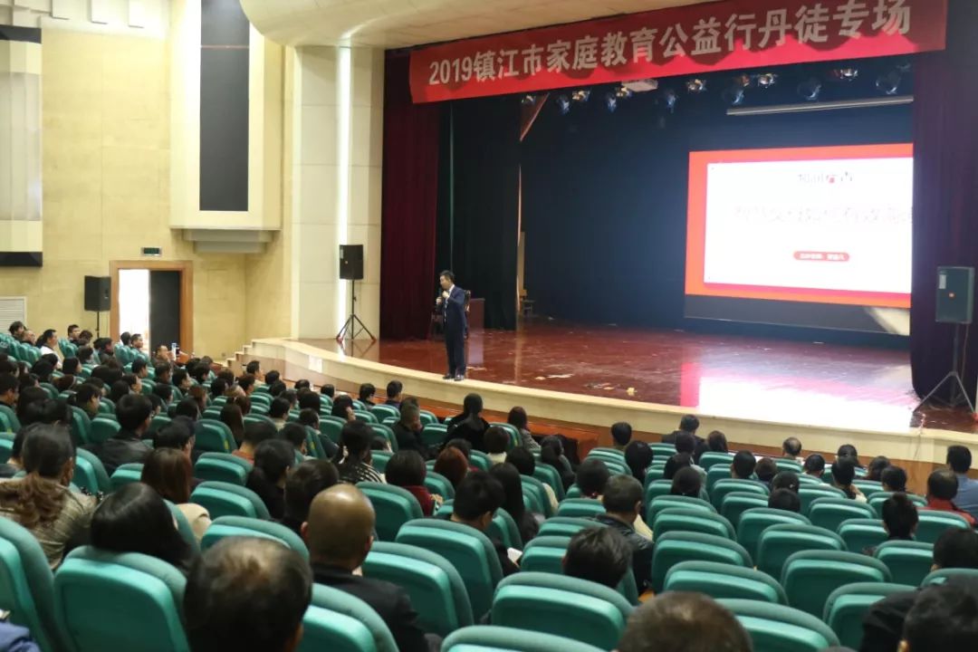 贾容韬老师及贾语凡老师本次和润万青镇江公益行圆满落幕
